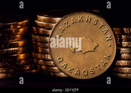 Golden Coin con cartina del Kazakistan Foto Stock
