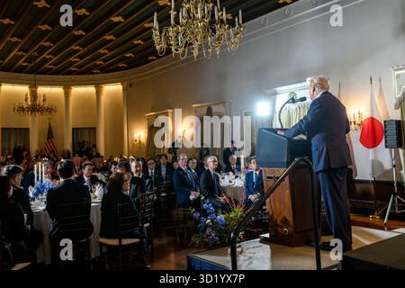 Il presidente Donald Trump pronuncia le sue osservazioni a una cena con i dirigenti d'affari giapponesi presso la residenza dell'ambasciatore degli Stati Uniti a Tokyo, in Giappone, il 28 ottobre 2025. La cena ha evidenziato discussioni commerciali e partenariati di investimento. Per gentile concessione della Casa Bianca. Foto Stock