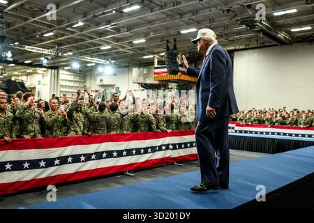 Il presidente Donald Trump lascia il palco dopo aver fatto osservazioni alle truppe navali di Yokosuka a bordo della USS George Washington presso la base navale di Yokosuka, in Giappone, martedì 28 ottobre 2025. (Foto ufficiale della Casa Bianca di Daniel Torok) Foto Stock