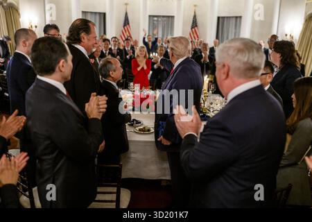 Il presidente Donald Trump partecipa a una cena con i leader aziendali presso la residenza dell'ambasciatore a Tokyo, Giappone, martedì 28 ottobre 2025. (Foto ufficiale della Casa Bianca di Molly Riley) Foto Stock
