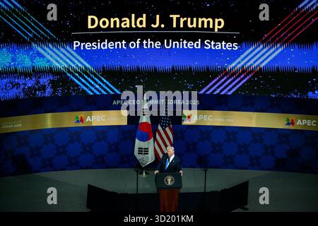 Il presidente Donald Trump pronuncia le sue osservazioni al pranzo del CEO dell'APEC presso il Gyeongju Arts Center di Gyeongju, Corea del Sud, mercoledì 29 ottobre 2025. (Foto ufficiale della Casa Bianca di Daniel Torok) Foto Stock