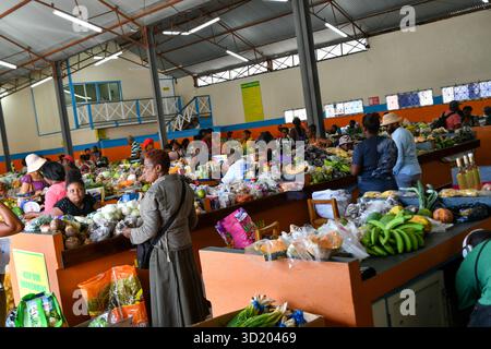 Venditori e clienti che commerciano nel vivace e colorato mercato delle verdure di Uptown Kingstown, St. Vincent e Grenadine, Caraibi. Foto Stock