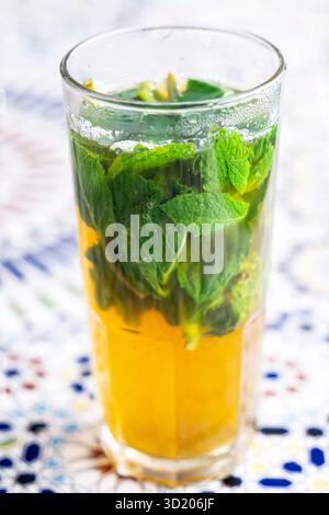 Bicchiere di tipico tè alla menta marocchino Foto Stock
