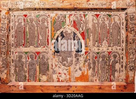 Facciata d'altare romanico da Esterri de Cardos, 1225, tempera, rilievi in stucco e resti di foglie metalliche su legno, Chiesa di sa Foto Stock