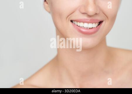 Primo piano di giovani donne caucasiche sorridenti con denti visibili e pelle liscia Foto Stock