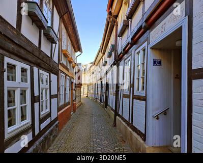 Vicolo stretto tra case a graticcio nella città vecchia, Goslar, bassa Sassonia, Germania, Europa Foto Stock