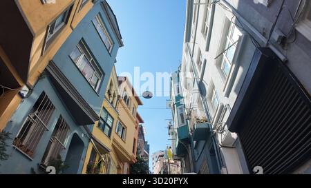 turchia istanbul 10 maggio 2025. Edifici colorati che costeggiano una strada stretta in una città soleggiata in via balat Foto Stock