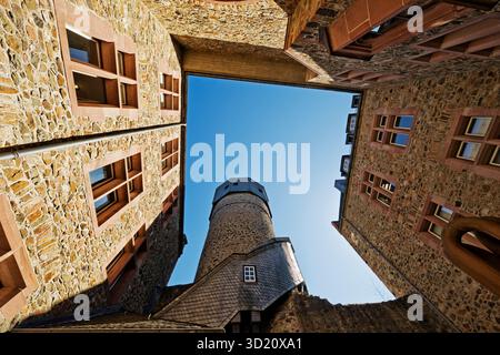 Castello vecchio, anche castello di Landgraves, vista dal cortile interno verso il cielo, Giessen, Assia, Germania, Europa Foto Stock