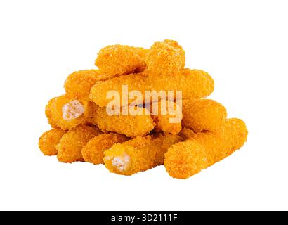 I tender di pollo croccanti impilati su uno sfondo bianco sono pronti per essere serviti in un ristorante o in una riunione a casa Foto Stock