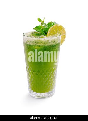 Bevanda verde rinfrescante servita in un bicchiere trasparente con foglie di menta e lime su sfondo bianco Foto Stock
