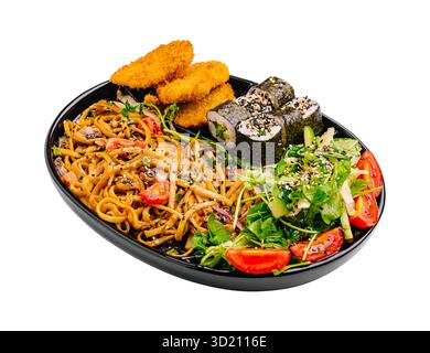 Delizioso piatto di ispirazione asiatica con spaghetti, sushi roll, pollo croccante e insalata fresca Foto Stock