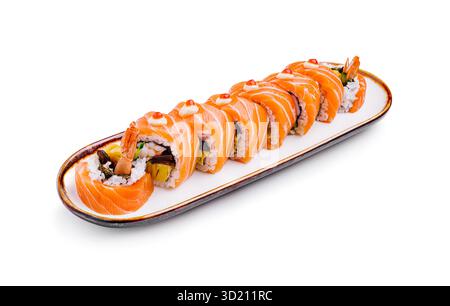 Piatto di sushi colorato con salmone fresco e gamberi su un piatto rettangolare Foto Stock