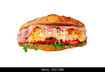 Delizioso panino con croissant ripieno di prosciutto, uova strapazzate e verdure fresche preparate per una colazione soddisfacente Foto Stock