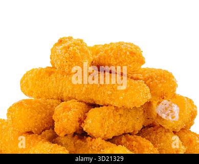 I tender di pollo croccanti impilati su uno sfondo bianco sono pronti per essere serviti in un ristorante o in una riunione a casa Foto Stock