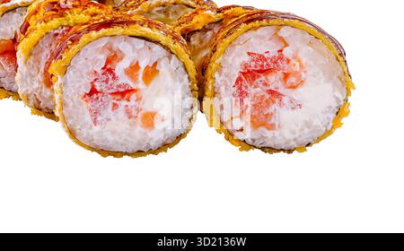 Involtini di sushi tempura maki con salmone e formaggio spalmabile su sfondo bianco Foto Stock