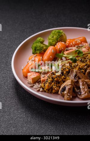 Ciotola con tofu, quinoa, broccoli e carote, microgreen Foto Stock