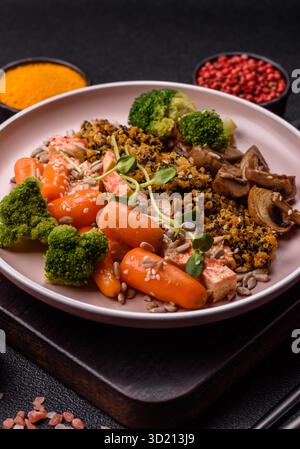 Ciotola con tofu, quinoa, broccoli e carote, microgreen Foto Stock