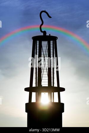 Opere d'arte Geleucht di otto piene con sole e arcobaleno, Halde Rheinpreussen, Moers, Renania settentrionale-Vestfalia, Germania, Europa Foto Stock