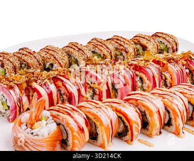 Piatto di sushi colorato con vari panini disposti in modo ordinato per una deliziosa esperienza culinaria in un ristorante informale Foto Stock