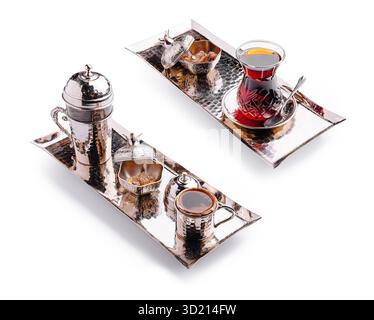 Tradizionale tè turco servito su un vassoio decorato con piccoli dolci in una ciotola decorativa Foto Stock