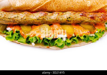 Gustoso sandwich con kebab alla griglia con verdure fresche servito su un pane pita caldo per un'esperienza culinaria deliziosa Foto Stock
