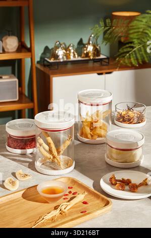 Banco da cucina con vasetti in vetro contenenti erbe secche, bacche di Goji, Ginseng e ingredienti sfusi immagine di scorta Foto Stock