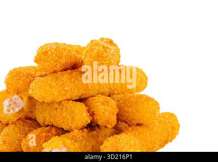 I tender di pollo croccanti impilati su uno sfondo bianco sono pronti per essere serviti in un ristorante o in una riunione a casa Foto Stock