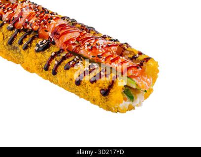 Sushi roll tempura con salmone e cetriolo stesi su sfondo bianco Foto Stock