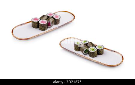 Panini di sushi freschi esposti su un lungo piatto bianco in un ambiente minimalista caratterizzato da colori vivaci e un'estetica moderna Foto Stock