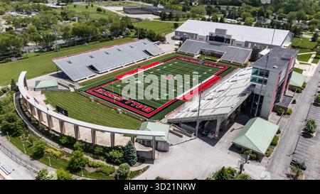 La vista aerea dello Scheumann Stadium di Muncie, Indiana, mostra una vivace arena di calcio, sede dei Ball State Cardinals, con 22.500 posti a sedere e la circostante California Foto Stock