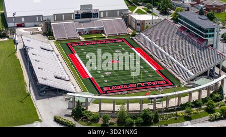 La vista aerea dello Scheumann Stadium di Muncie, Indiana, mostra una vivace arena di calcio, sede dei Ball State Cardinals, con 22.500 posti a sedere e la circostante California Foto Stock