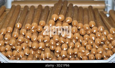 Candele di cera d'api impilate e in attesa di essere accese Foto Stock