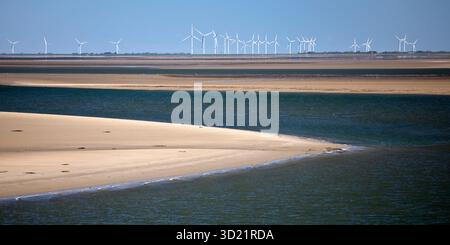 Parco nazionale Schleswig-Holsteinisches Wattenmeer mit Sandbaenken und Windkraftanlagen auf der Festland, Nordfriesland, Germania, Foto Stock