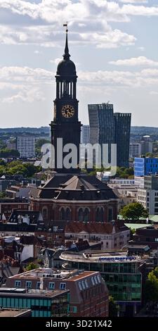 Vista della città dall'alto con la chiesa principale di San Michele, chiamata Michel, Amburgo, Germania, Europa Foto Stock