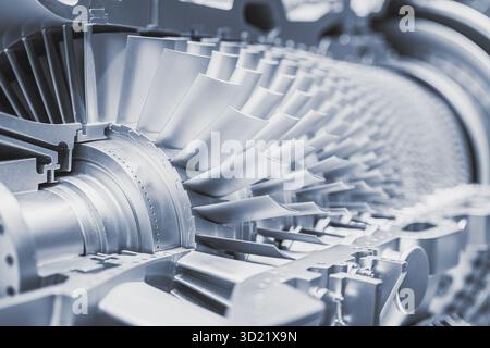Motore interno con turbina a gas, High Precision Advance Engineering. Rotore con pale della ventola di grandi dimensioni in motori a getto o centrali elettriche a vapore. Foto Stock