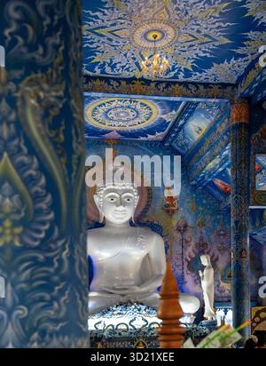 Statua del Buddha bianco seduta in meditazione all'interno di Wat Rong Suea Ten, Chiang Rai, Thailandia Foto Stock