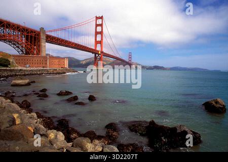 Iconic Majesty: Il Golden Gate Bridge si estende sulle acque del Pacifico di San Francisco Foto Stock