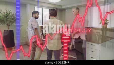 Tre professionisti in abbigliamento aziendale che analizzano la sovrapposizione di grafici a linee rosse in ufficio Foto Stock