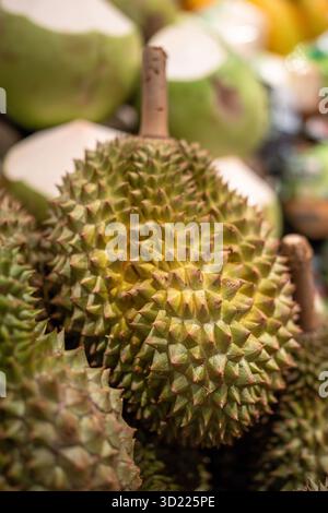 Frutta duriana sullo scaffale del supermercato pronta per la selezione dei clienti, primo piano. Bancarelle di alimentari in Asia Foto Stock
