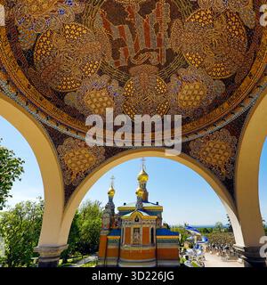 Ausblick aus dem Pavillion mit dem Mosaik auf die Russische Kapelle, Mathildenhoehe, UNESCO-Welterbe, Darmstadt, Assia, Deutschland, Europa Foto Stock
