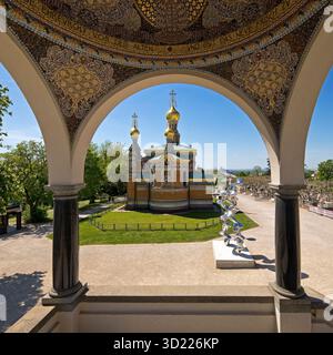 Ausblick aus dem Pavillion auf die Russische Kapelle mit der Edelstahlplastik von Tony Cragg, Mathildenhoehe, Darmstadt, Assia, Germania, Europa Foto Stock