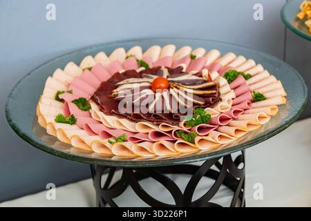 Vassoio di affettati, set di antipasti, varietà di antipasti su piatto Foto Stock