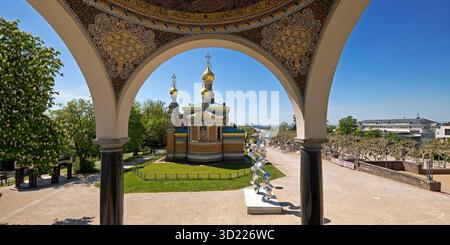 Ausblick aus dem Pavillion auf die Russische Kapelle mit der Edelstahlplastik von Tony Cragg, Mathildenhoehe, Darmstadt, Assia, Germania, Europa Foto Stock