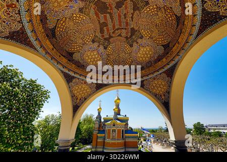 Ausblick aus dem Pavillion mit dem Mosaik auf die Russische Kapelle, Mathildenhoehe, UNESCO-Welterbe, Darmstadt, Assia, Deutschland, Europa Foto Stock