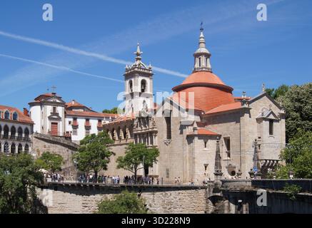 Igreja de Sao Goncalo domina lo skyline di Amarante, Portogallo Foto Stock