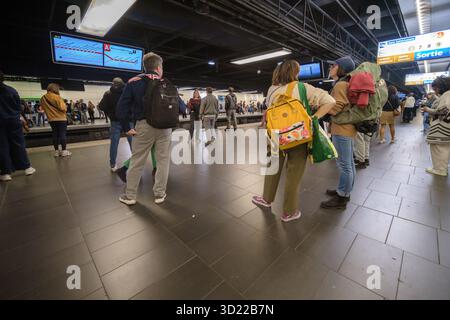 Parigi, Francia - 11 ottobre 2025: Veduta delle persone in attesa dei treni RER, il sistema di transito ferroviario di Auber Parigi Francia Foto Stock