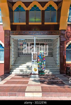 Kuala Lumpur, Malesia - 17 febbraio 2025: Ingresso alla Moschea dell'India. Presenta scalini piastrellati a mosaico, distintive finestre ad arco con vetro colorato e calligrafia araba sopra la porta. Foto Stock