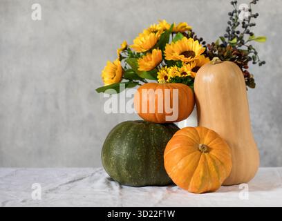 Composizione autunnale di zucche e un bouquet di girasoli. Spazio di copia. Foto Stock