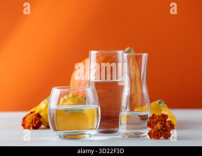 Autunno ancora vita di zucche distorte attraverso l'acqua in bicchieri. Il concetto di Ringraziamento o Halloween. Umore autunnale Foto Stock