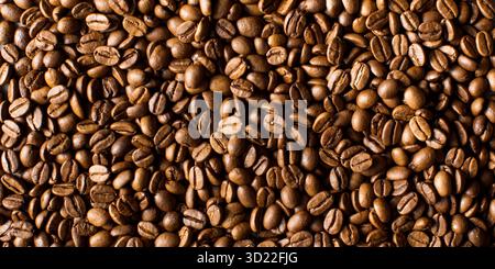 Sfondo dei chicchi di caffè torrefatti a telaio pieno. Un banner a tema caffè. Foto Stock